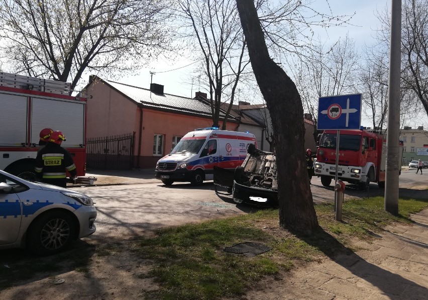 Wypadek na skrzyżowaniu ulic Grota Roweckiego i Długiej w Tomaszowie Maz. [ZDJĘCIA]