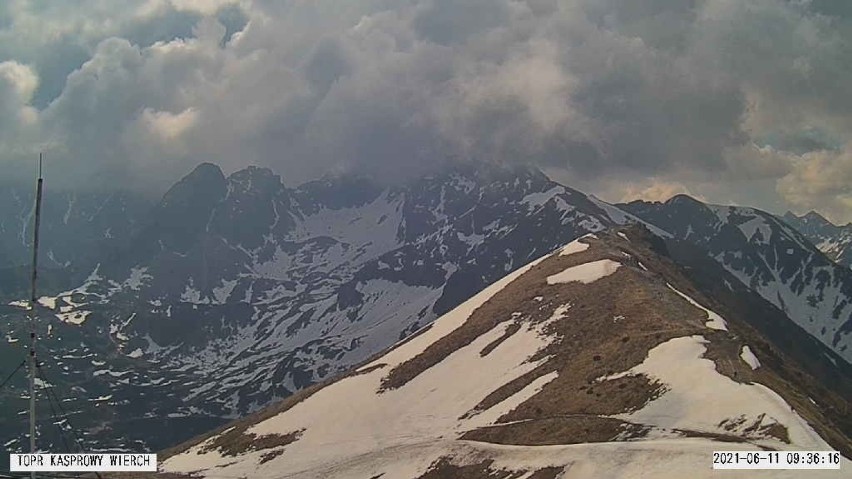 Tatry. Komunikat lawinowy TOPR. W wysokich partiach gór zalegają jednak niebezpieczne płaty śniegu