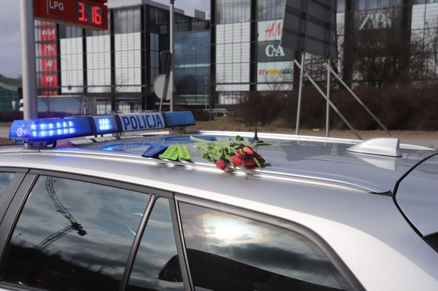 Akcja policjantów drogówki na Dzień Kobiet w Kielcach. Rozdawali paniom kwiaty. Zobacz zdjęcia