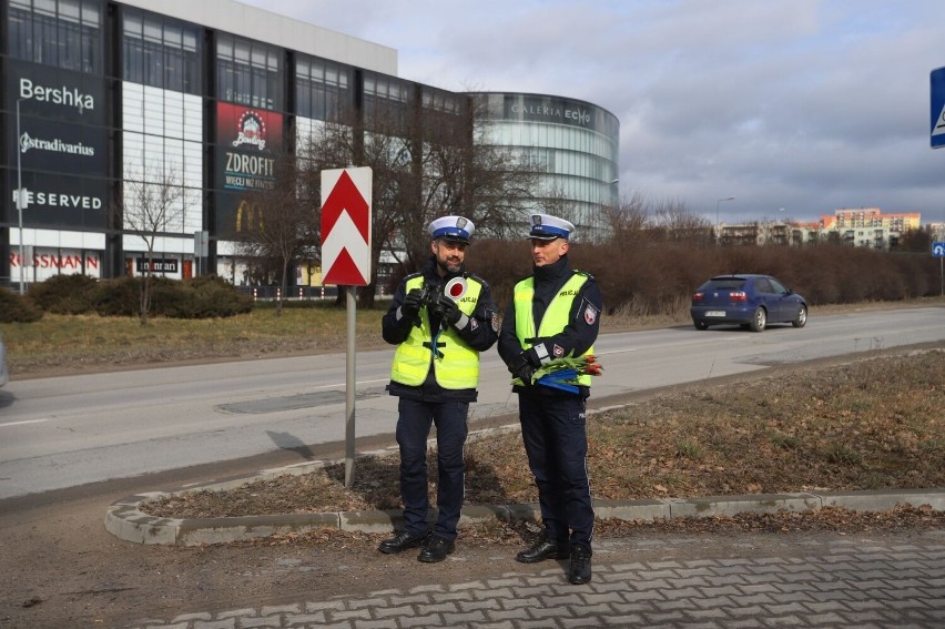 Akcja policjantów drogówki na Dzień Kobiet w Kielcach. Rozdawali paniom kwiaty. Zobacz zdjęcia