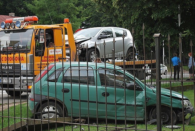 Wypadek w Kolbuszowej Dolnej. Zginął kierowca fiata [zdjęcia]

Ze wstępnych ustaleń na miejscu zdarzenia wynika, że 41-letni mieszkaniec Woli Żarczyckiej kierujący chevroletem aveo, jadąc ulicą Zofii Chrzanowskiej na wprost przez skrzyżowanie w kierunku ulicy Hetmańskiej zderzył się z kierującą oplem corsa jadącym ulicą Dąbrowskiego w kierunku Placu Śreniawitów. 

Koń przebiegł po samochodzie policjantki [zdjęcia]