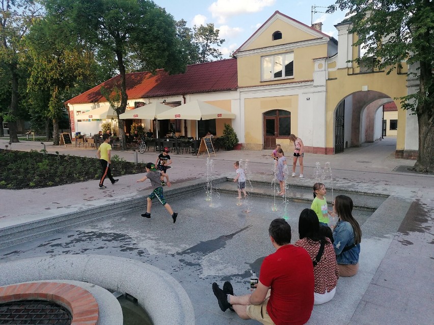 Centrum Włodawy zmieniło się nie do poznania! Działają już nowe fontanny. Zobacz zdjęcia