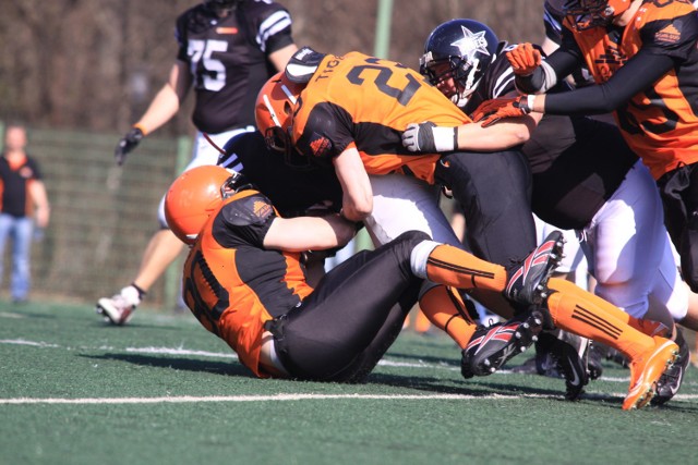 Futbol amerykański, lacrosse i baseball uprawiane są głównie w ...