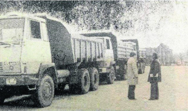 Próby obciążeniowe na moście. Zdjęcie z kwietnia 1977 roku