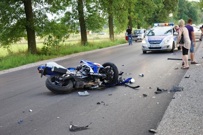 Wypadek w Strzałkowie: Motocykl wjechał w bmw