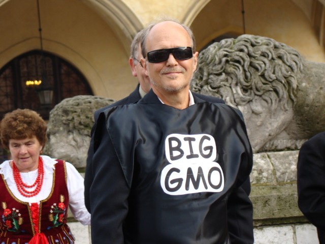 Rozpoczęcie happeningu, na Rynek wkracza &quot;Wielki GMO&quot;. Fot. Piotr Kawiorski