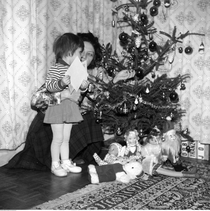 1975

Zofia Zielińska z córką pod choinką. Widoczne lalki i...