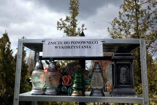 Radna gminy Myślenice chciałaby, aby na cmentarzach komunalnych stanęły takie regały 