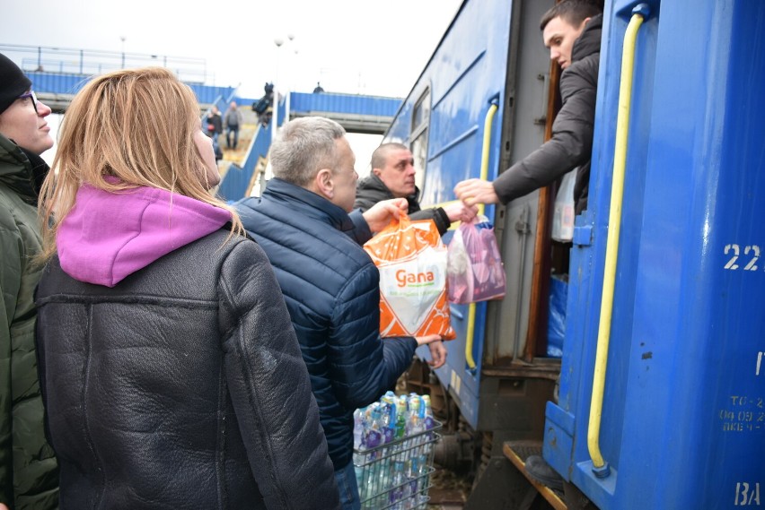  Chełm. Potrzebni wolontariusze. Codziennie do Chełma przyjeżdża pociągami kilka tysięcy uchodźców z Ukrainy