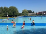 Tropikalny świąteczny wtorek 15 sierpnia na basenie w Wieluniu. Na boisku do plażówki trenowali siatkarze Barkomu Każany Lwów ZDJĘCIA