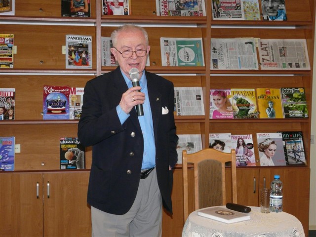 Profesor Marek Drozdowski w łaskiej bibliotece