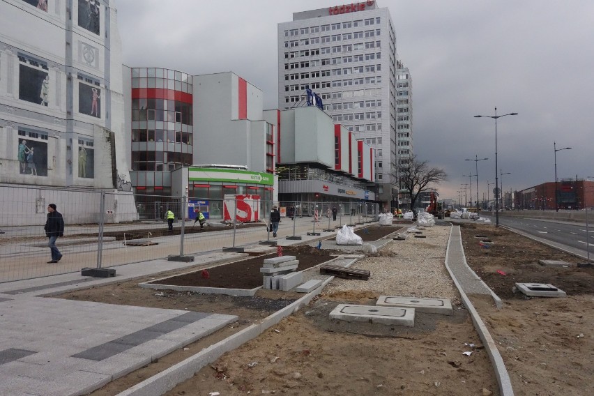 Plac przed Urzędem Marszałkowskim w Łodzi wkrótce się zazieleni [ZDJĘCIA]