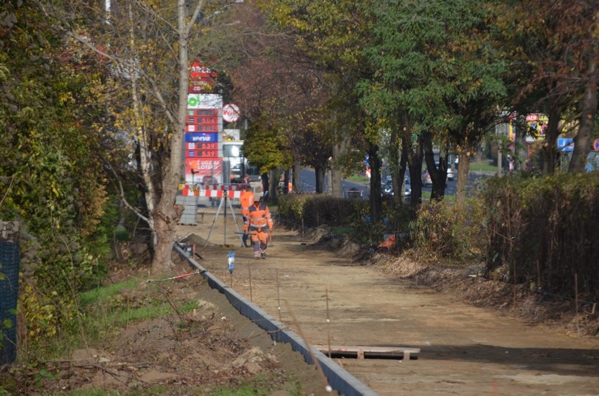 Budują chodnik i ścieżkę rowerową przy ulicy Kazimierza Wielkiego. ZDJĘCIA 