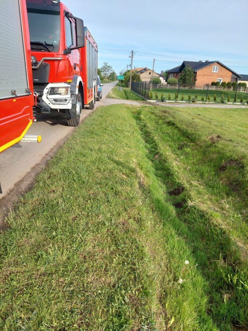 Wypadek w miejscowości Boczki pod Zgierzem. Samochód w rowie, kierowca poszkodowany