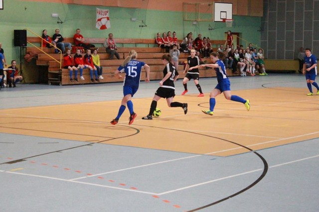 Drużyna Pogoni Zduńska Wola grała w w Ogólnopolskim Turnieju Halowym w Piłce Nożnej Kobiet w Ślesinie