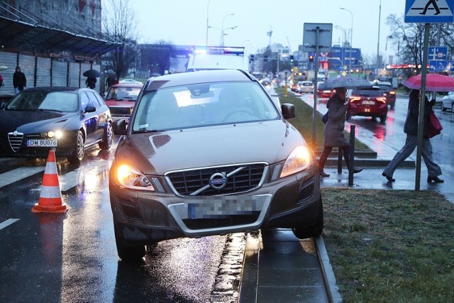 Potrącenie pieszego na przejściu dla pieszych przy ulicy Strzegomskiej