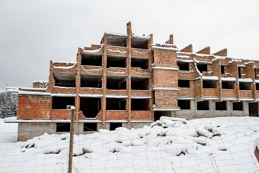 Boguszów-Gorce: Niedokończone sanatorium pod Dzikowcem nadal straszy (ZDJĘCIA)