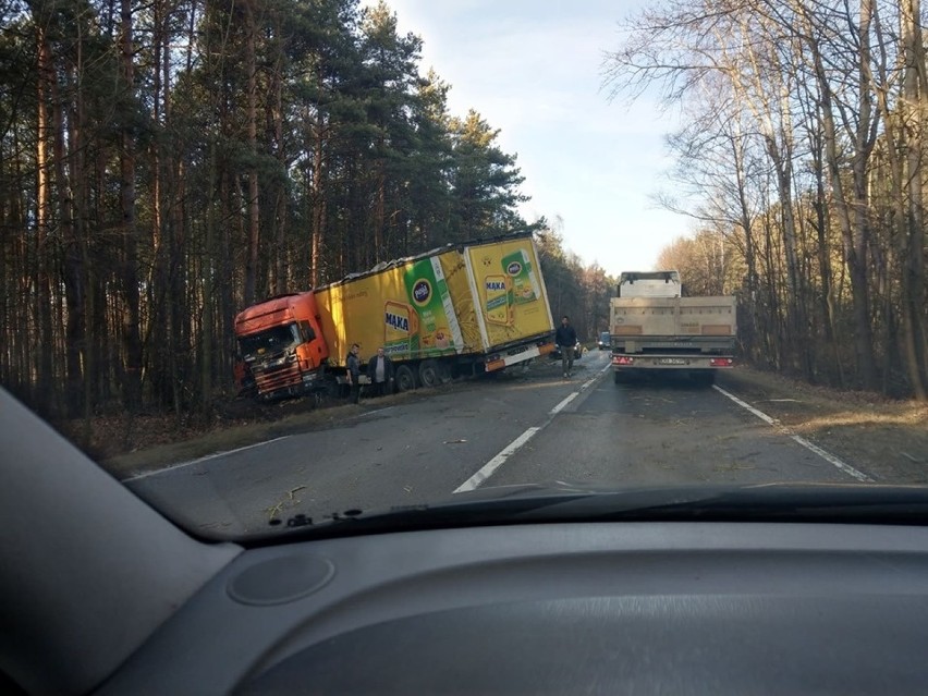 Groźny wypadek na drodze Olkusz-Klucze. Tir wpadł do rowu