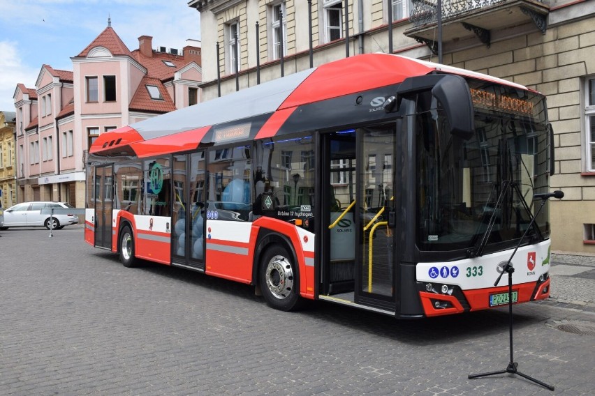 Pierwszy w Polsce autobus wodorowy już jutro rozpocznie kursowanie po Koninie. Oficjalne przekazanie kluczy kierowcy