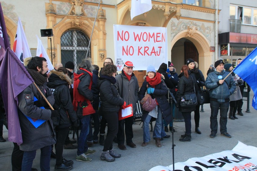 "Wygwiżdżemy PiS i kler". Manifestacja przed siedzibą PiS w Łodzi [ZDJĘCIA]