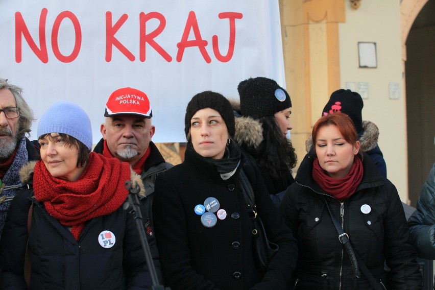 "Wygwiżdżemy PiS i kler". Manifestacja przed siedzibą PiS w Łodzi [ZDJĘCIA]