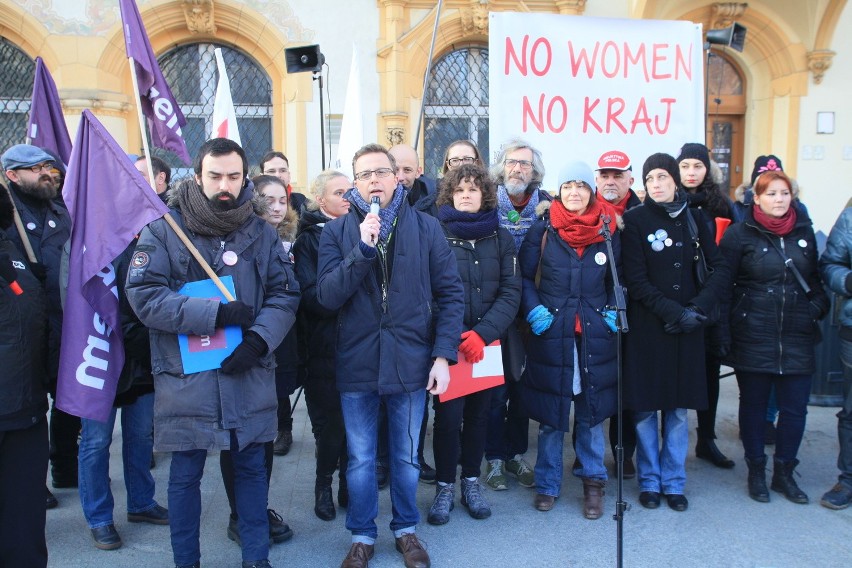 "Wygwiżdżemy PiS i kler". Manifestacja przed siedzibą PiS w Łodzi [ZDJĘCIA]