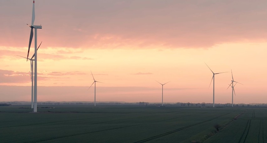 Gm. Miłoradz. Elektrownia z największymi wiatrakami w Polsce już produkuje prąd 