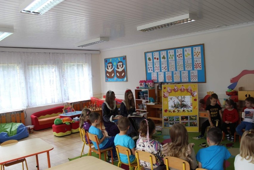 Uczniowie z Koła Miłośników Teatru z „Konarskiego” odwiedzili Przedszkole numer 1 w Jędrzejowie by poczytać im baśnie świata