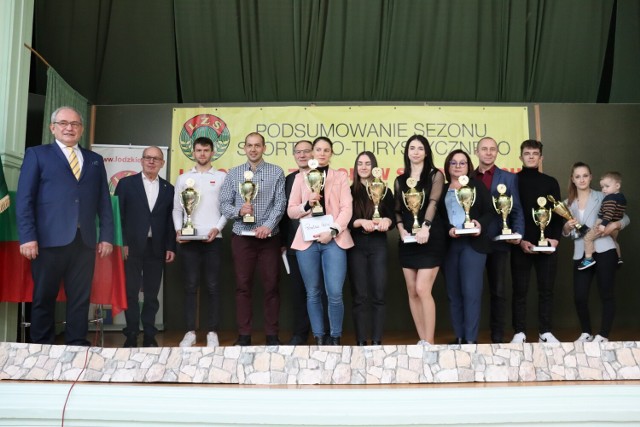 Sportowcy z Radomska i powiatu wśród najlepszych sportowców LZS Województwa Łódzkiego: Dawid Majsy (drugi z prawej), Monika Szymanek (piąta z prawej), Oliwia Drzazga (szósta z prawej)