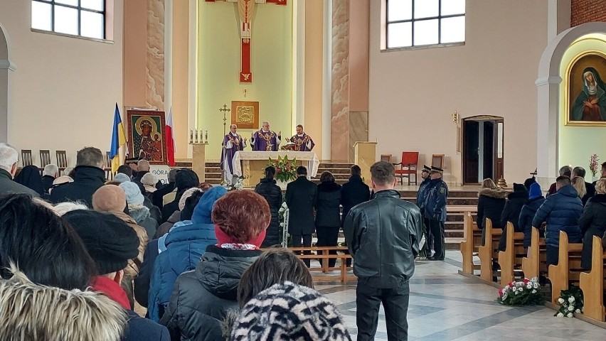 Pogrzeb radnej Bożenny Morycińskiej w Ostrowcu Świętokrzyskim. W uroczystościach uczestniczyli samorządowcy, przyjaciele, rodzina