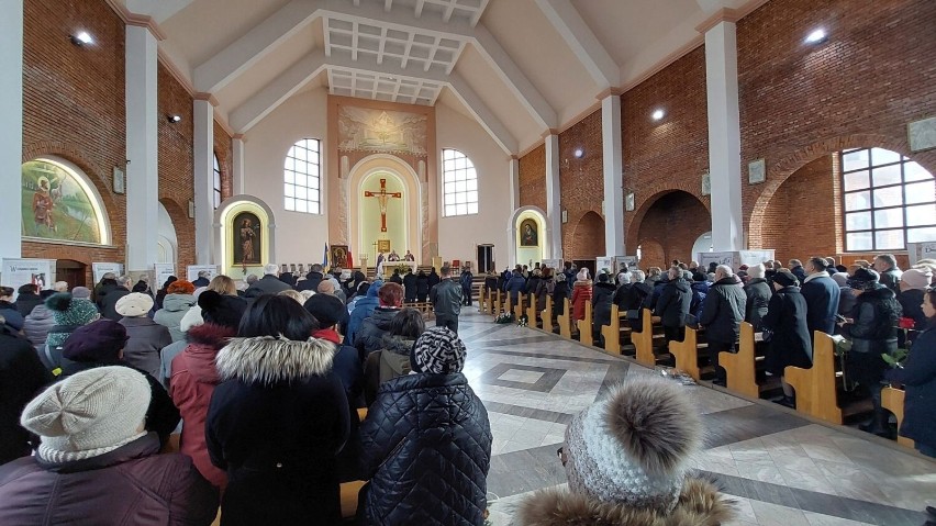 Pogrzeb radnej Bożenny Morycińskiej w Ostrowcu Świętokrzyskim. W uroczystościach uczestniczyli samorządowcy, przyjaciele, rodzina