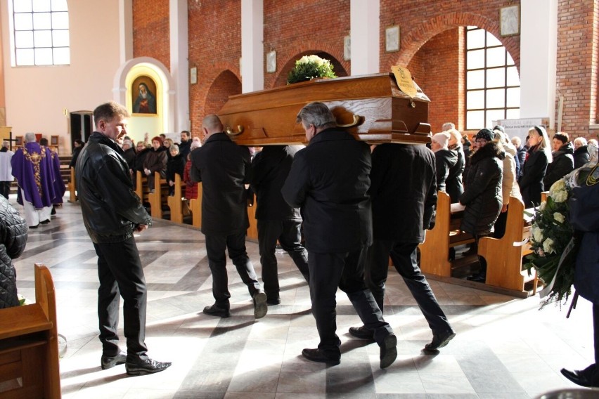 Pogrzeb radnej Bożenny Morycińskiej w Ostrowcu Świętokrzyskim. W uroczystościach uczestniczyli samorządowcy, przyjaciele, rodzina