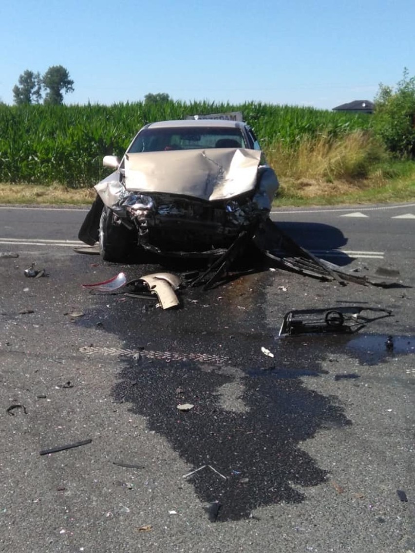 Czołowe zderzenie aut w Leszczach. Dwie osoby trafiły do szpitala