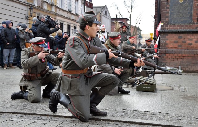 W ramach obchodów 100. rocznicy wybuchu Powstania Wielkopolskiego Harcerska Grupa Rekonstrukcji Historycznej ZHR zaprosiła w sobotę, 5 stycznia, mieszkańców Inowrocławia do obejrzenia rekonstrukcji zdobywania poczty. Zobaczcie, jak powstańcy pokonali Prusaków.