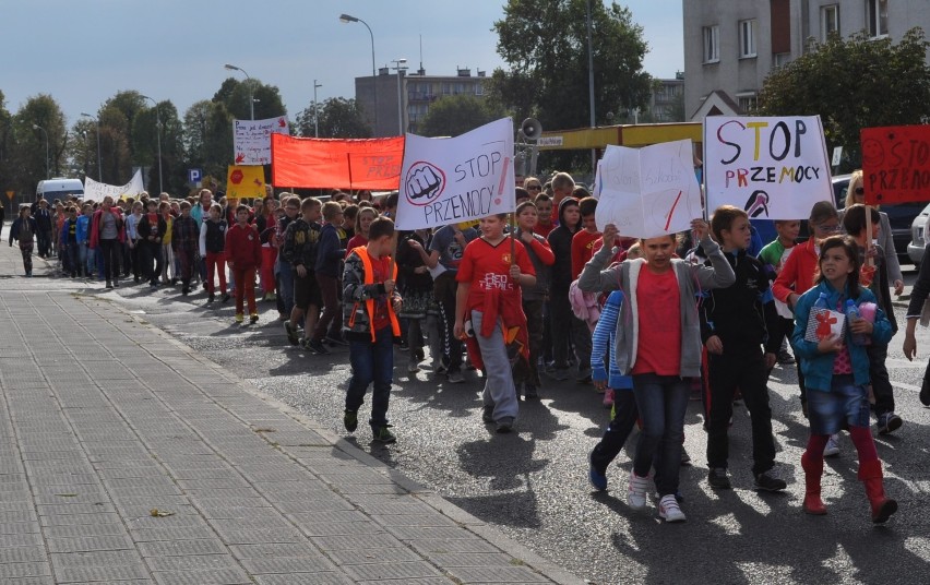 Śrem: dzieci przeciwko przemocy - marsz ulicami 23 wrzesień...