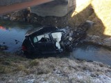 Tragiczny wypadek w Skrzyszowie. Samochód wpadł do potoku Wątok. Nie żyje 36-letni mieszkaniec powiatu tarnowskiego