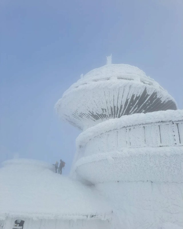 W marcu 2009 roku doszło do katastrofy budowlanej w budynku Wysokogórskiego Obserwatorium Meteorologicznego IMGW na Śnieżce. Ten budynek nie jest miejscem na wspinaczki.