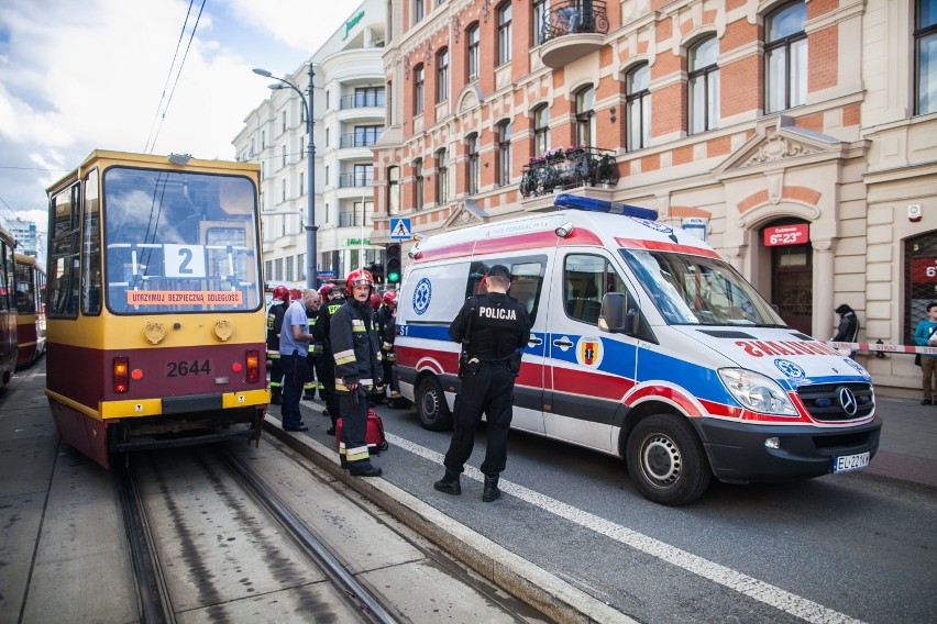 Wypadek na Piotrkowskiej. Mężczyzna wpadł pod tramwaj