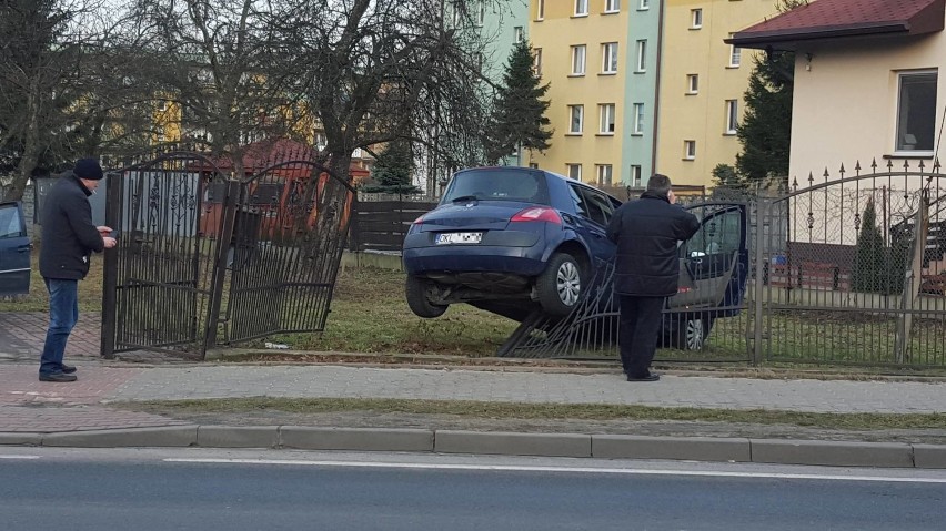 Wieluń: Kierowca renault stracił panowanie nad autem i wbił się w ogrodzenie posesji