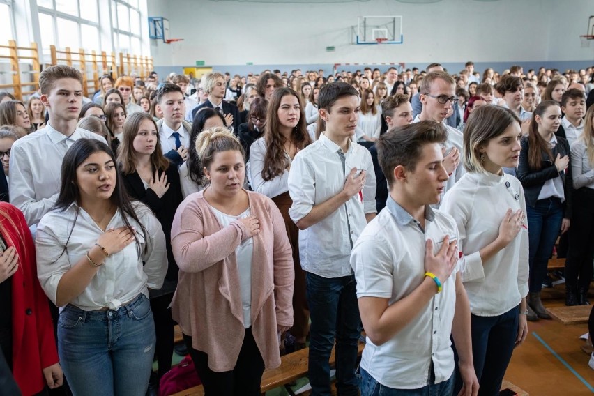 Blisko 3,9 mln uczniów i ok. 380 tys. nauczycieli z kraju i...