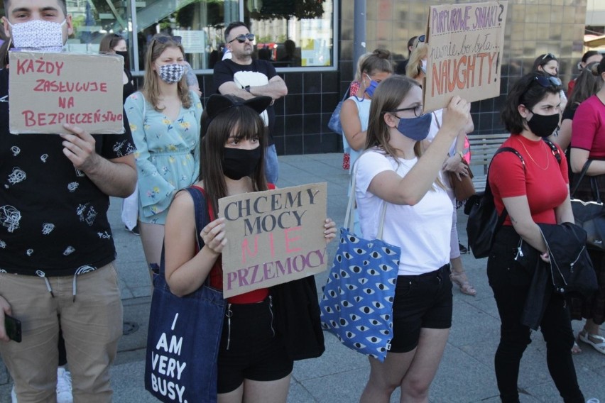 Młodzież protestowała w Katowicach przeciwko wypowiedzeniu...