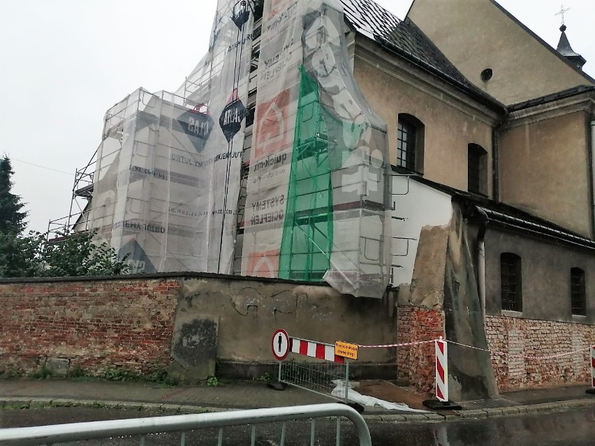 Mur kościoła bernardynów w Tarnowie. Po tym, jak skuto tynki...