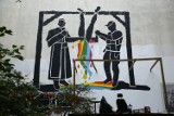 Szokujący mural w centrum Warszawy. Ksiądz i policjant piłują powieszone na szubienicy ciało osoby LGBT+