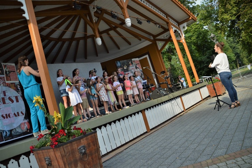 W muszli koncertowej odbył się koncert dzieci biorących udział w wakacyjnych warsztatach wokalnych