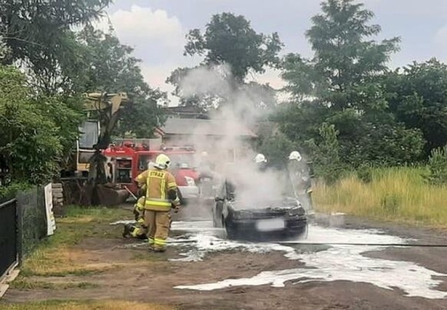 Strażakom pozostało tylko dogaszanie auta.