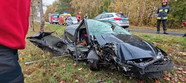 Auto w zderzeniu z drzewem zostało mocno uszkodzone