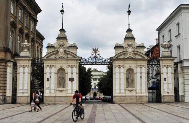 Uniwersytet Warszawski 

W ubiegłym roku to właśnie największa stołeczna uczelnia wygrała całe zestawienie. W obecnym rankingu Uniwersytet Warszawski zajął drugie miejsce. Szkołę minimalnie wyprzedził UJ, który w 2011 roku był drugi. Dodatkowo UW doceniono za potencjał naukowy.