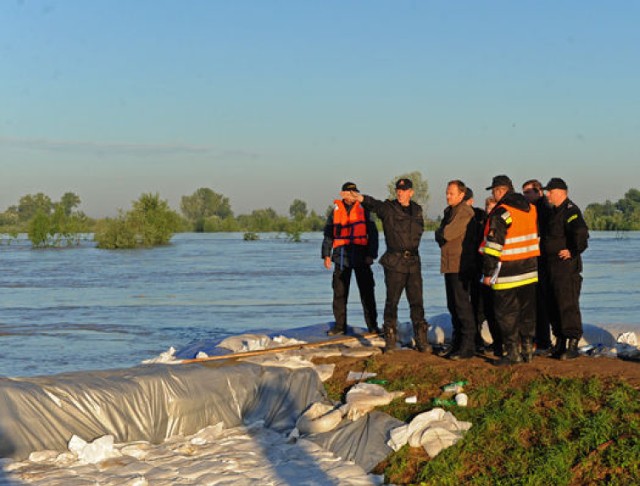 Donald Tusk odwiedził dziś, walczący wciąż z wodą, Sandomierz, gdzie zapoznał się z bieżącą sytuacją.