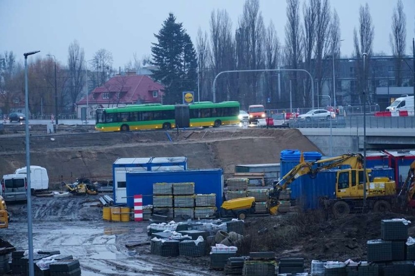 Trwa budowa węzła komunikacyjnego na trasie tramwaju na...