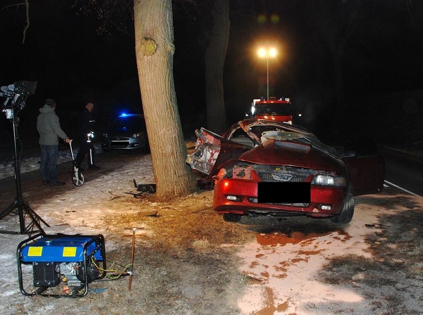 KPP Kwidzyn: Fordem mustangiem uderzył w drzewo. Policjanci apelują o ostrożność na drodze